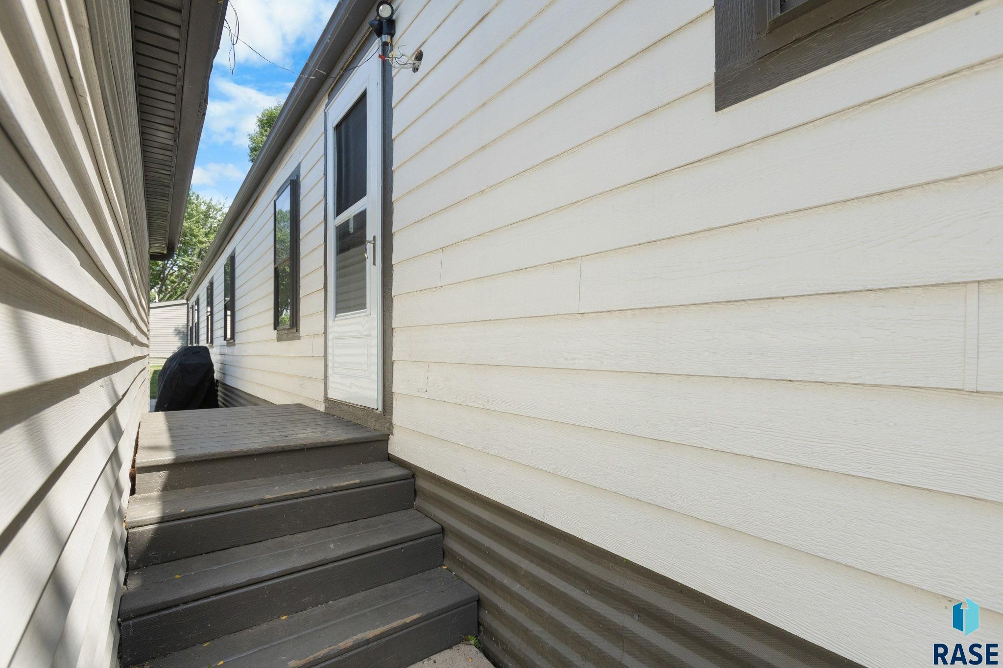 Property Photo: 1010 S Ruby Pl SD 57106