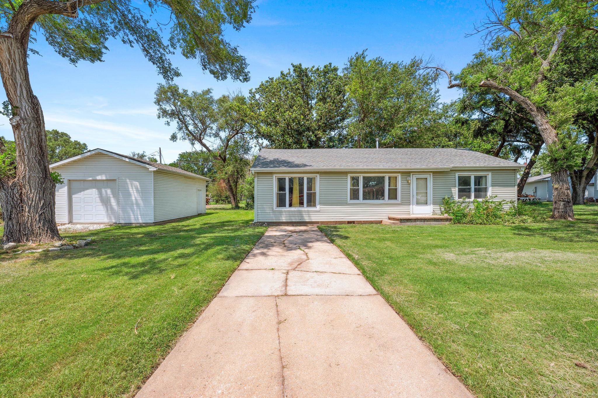 Property Photo: 720 Main St KS 67144