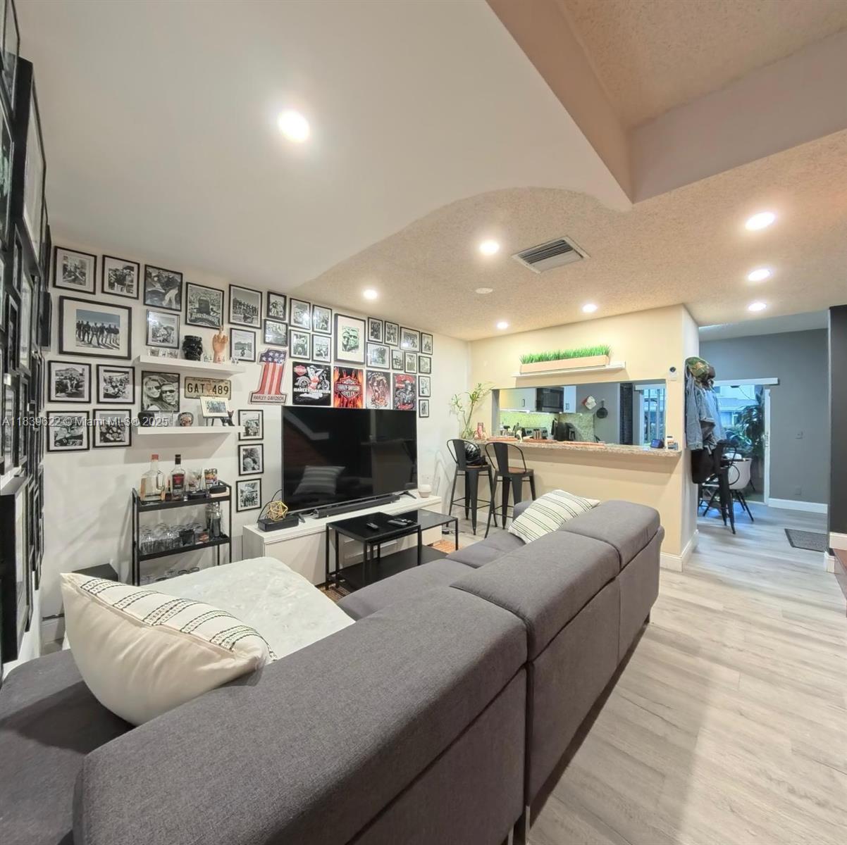 Property Photo: 16652 Hemingway Dr FL 33326