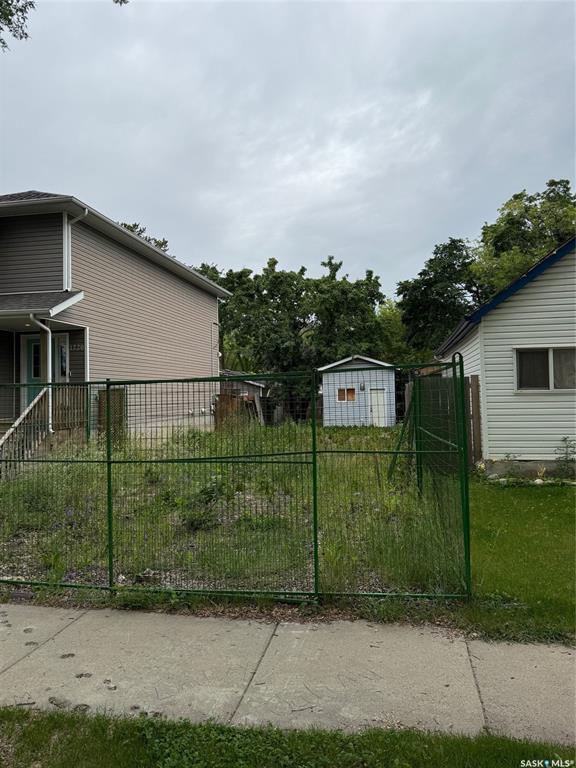 Property Photo:  1218 G Avenue N  SK S7L 2A4 