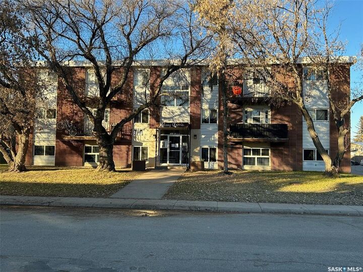 1121 W Avenue N  Saskatoon SK S7L 3H7 photo