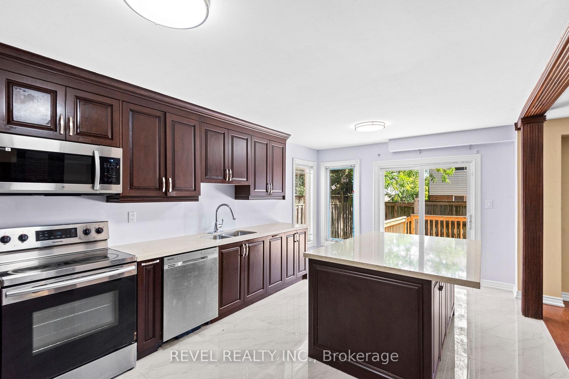 Property Photo: 1005 Sandcliff Drive ON L1K 2E4