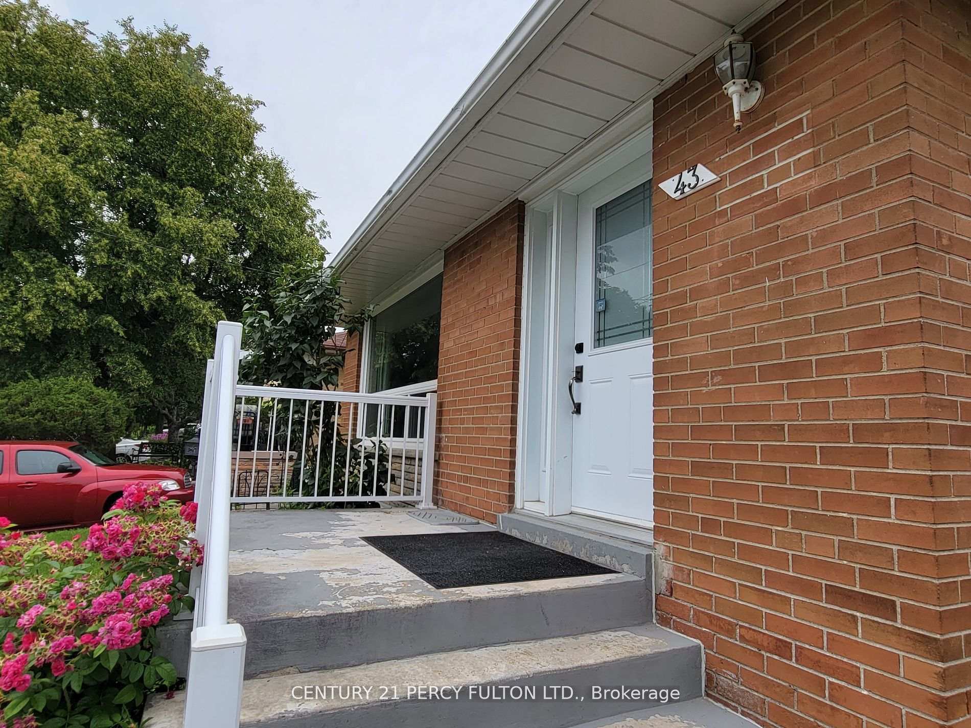 Photo de la propriété: 43 Chopin Avenue ON M1K 2W3