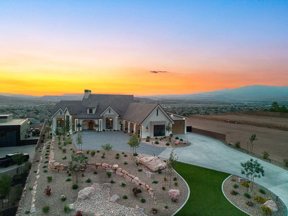 Property Photo: 3021 E Banded Hills Dr UT 84790