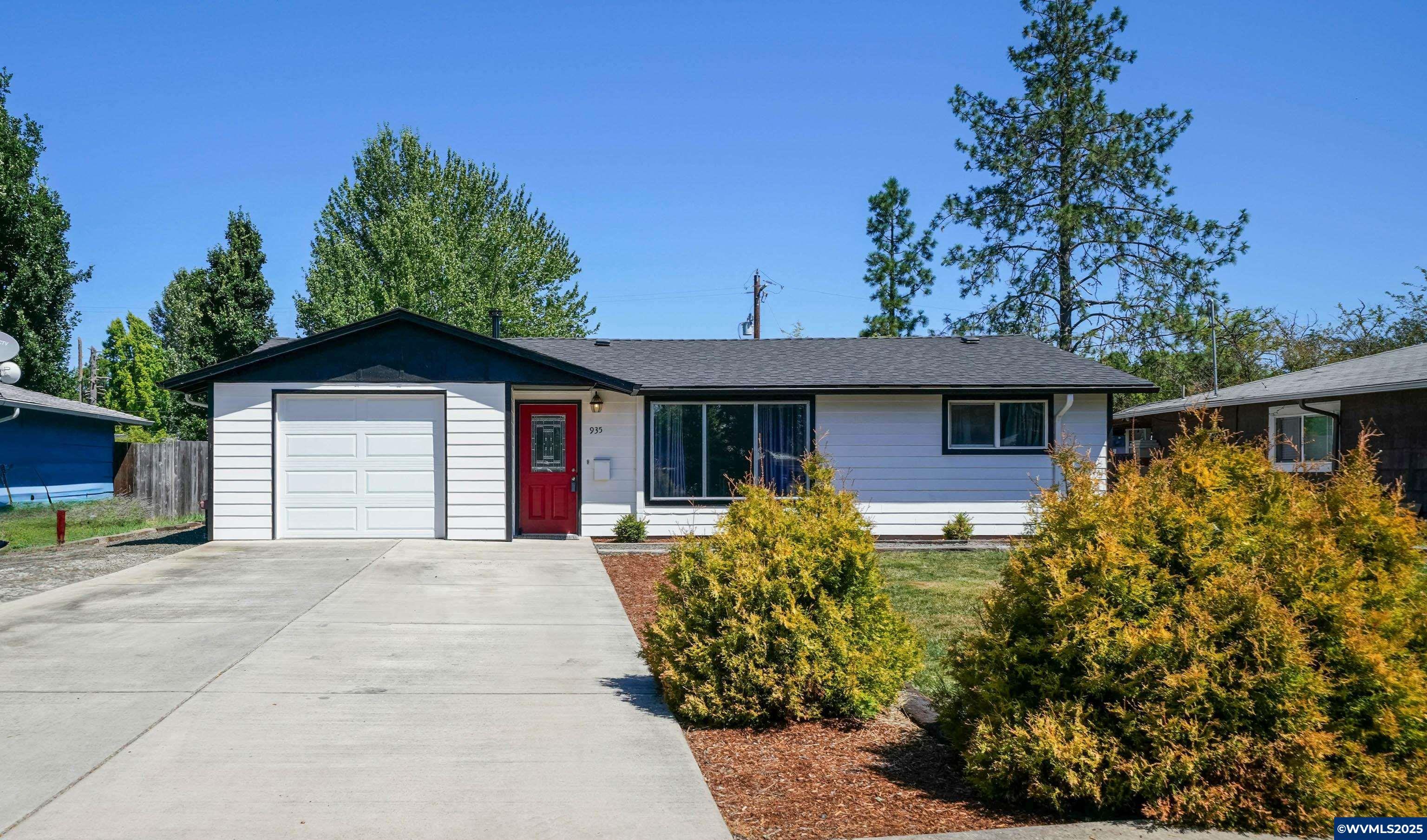 Property Photo:  935 NW Sycamore Av  OR 97330 