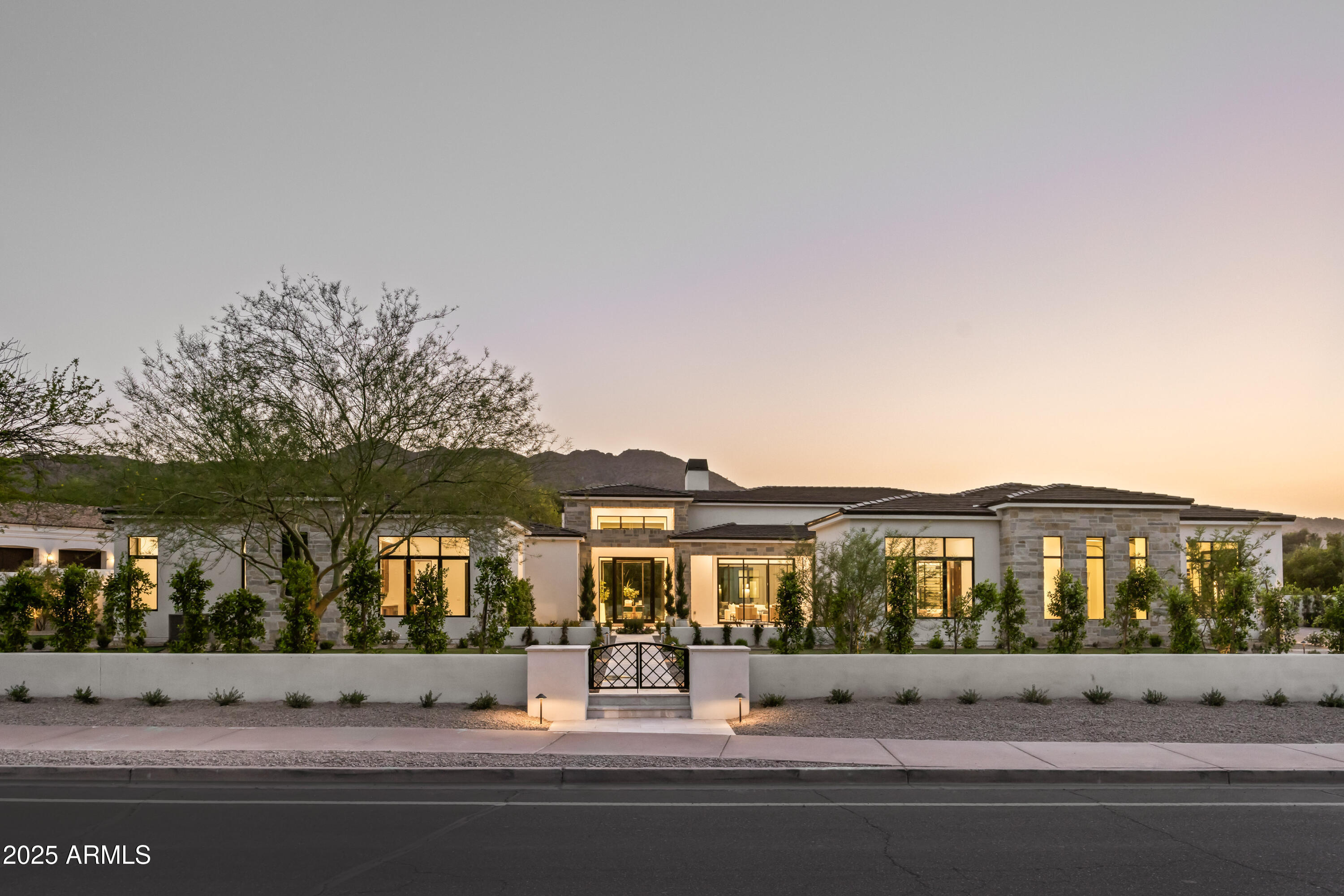 Property Photo: 8230 N Mockingbird Lane AZ 85253