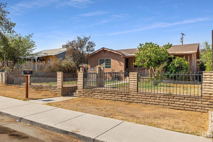 Property Photo:  1306 Lincoln Street  CA 93305 