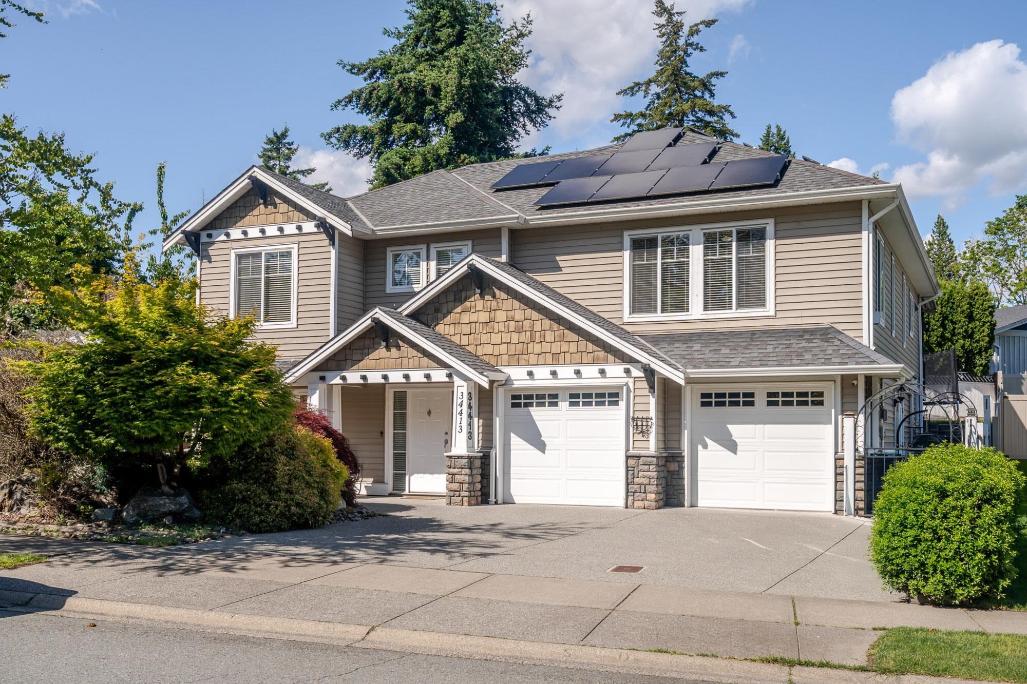Property Photo: 34413 Stoneleigh Avenue BC V2S 8N4