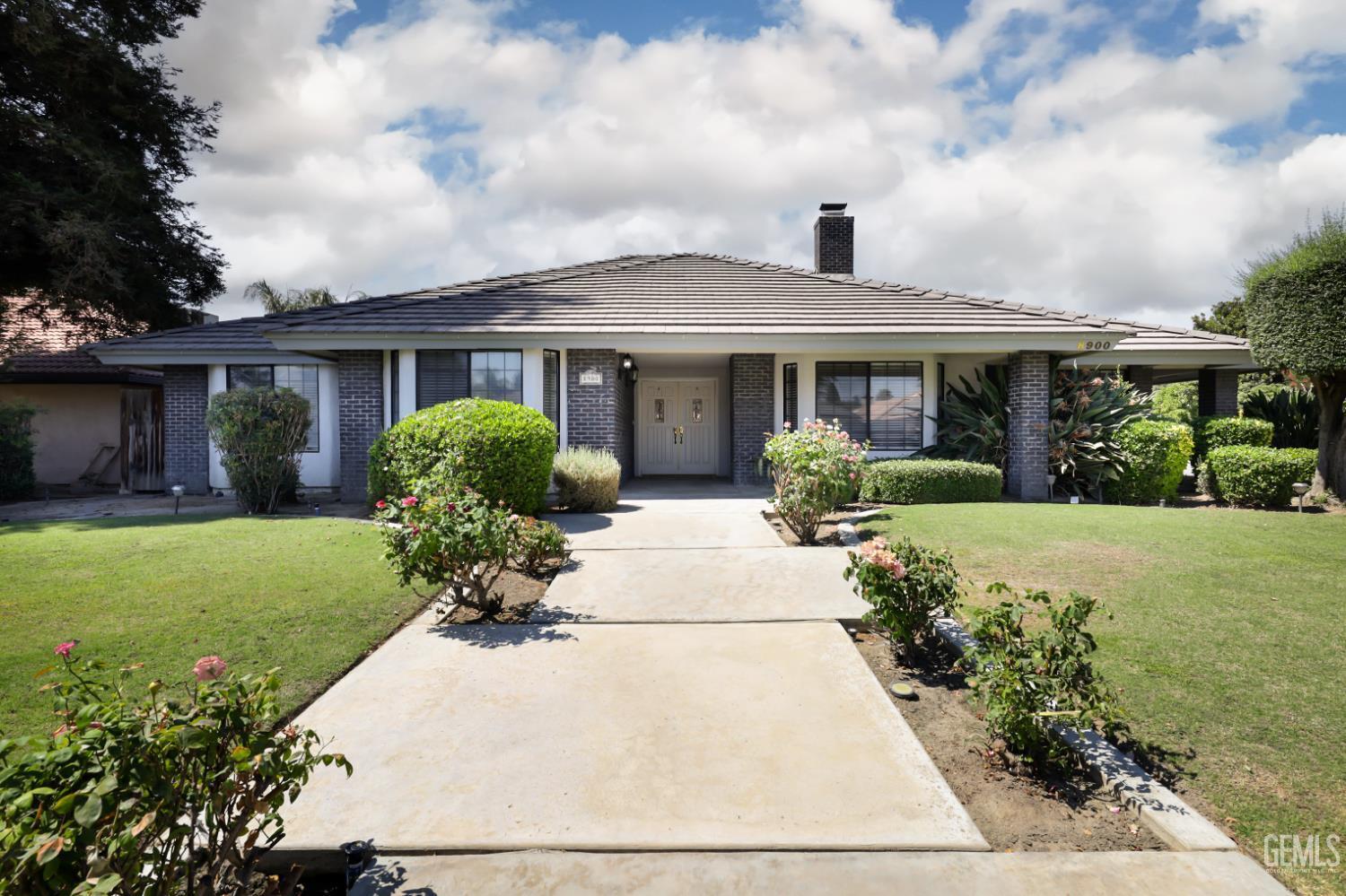 Property Photo: 8900 Bridlewood Lane CA 93311