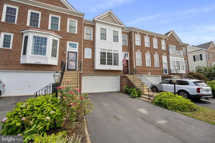 Property Photo: 18538 Pineview Square VA 20176