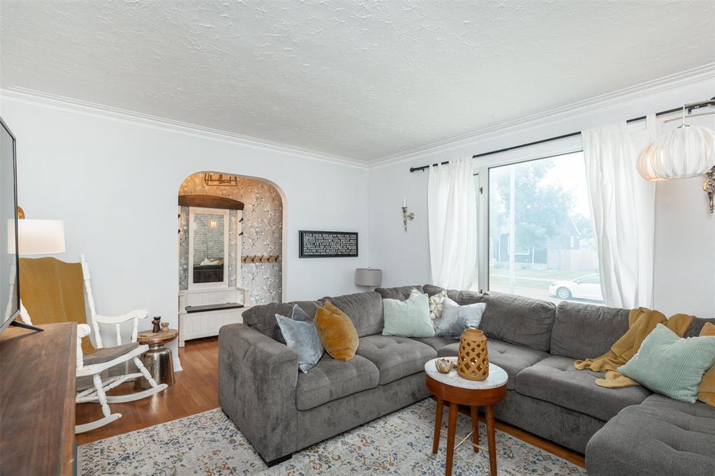 Property Photo:  374 Winterton Avenue  MB R2K 1K2 