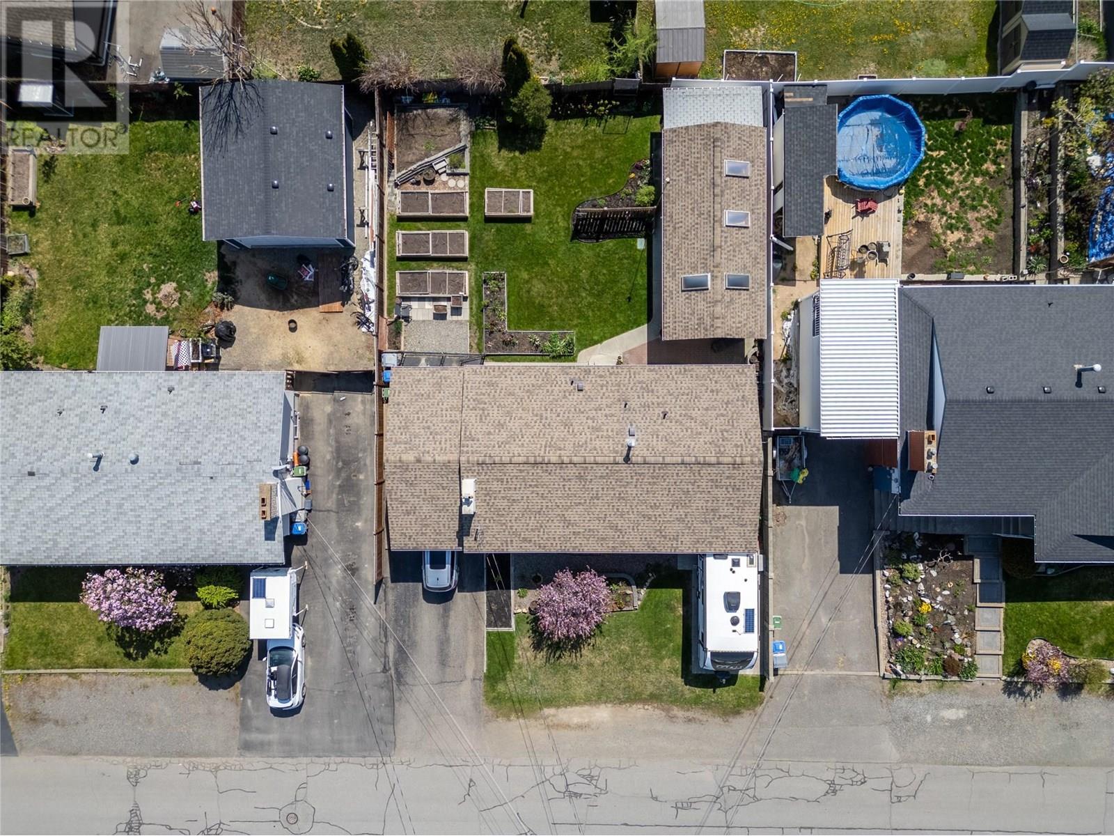 Property Photo: 643 Cumberland Avenue BC V2B 1Z1