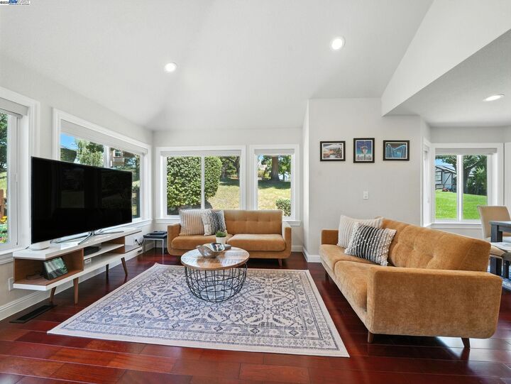 Property Photo:  940 Praderia Cir  CA 94539 