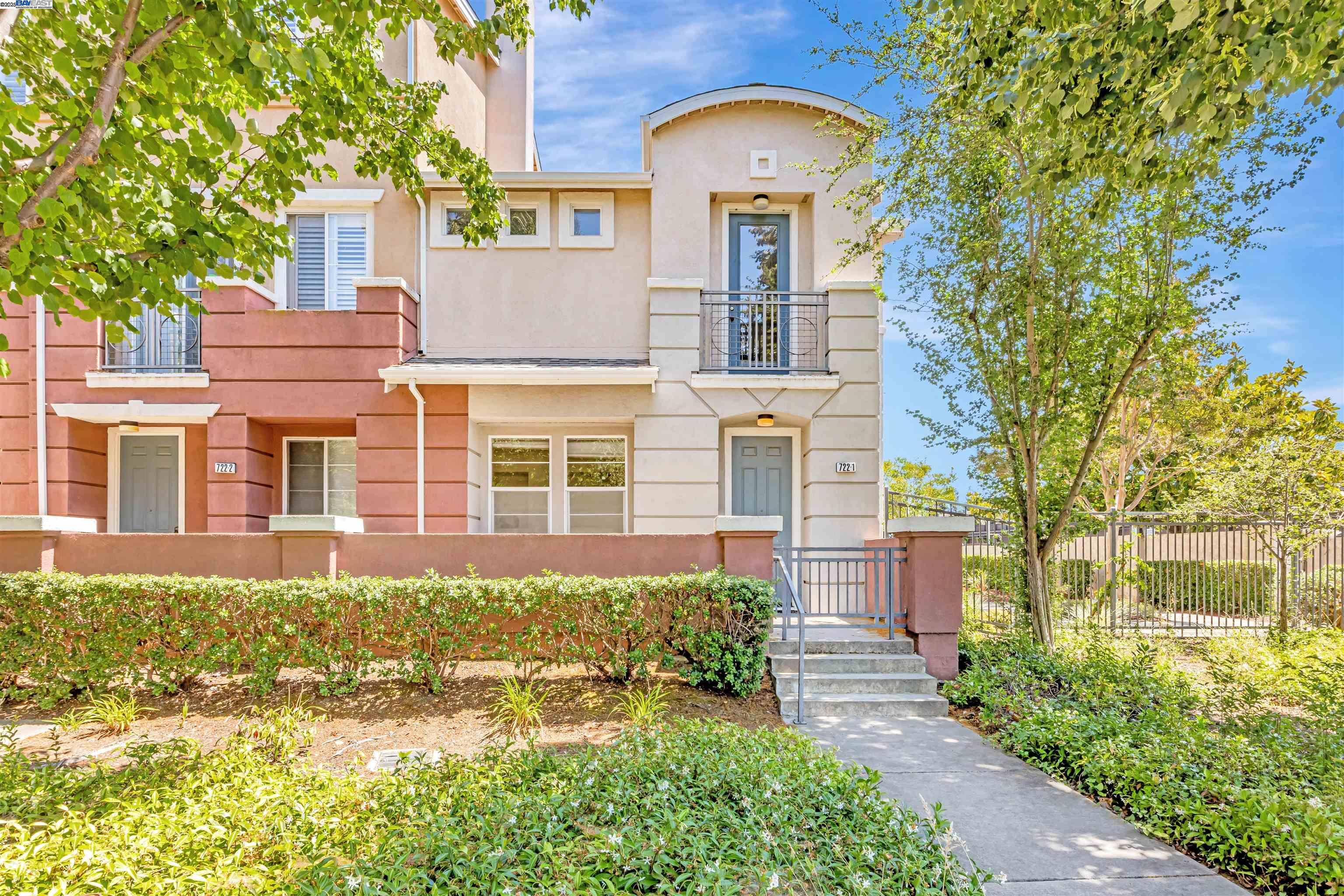 Property Photo:  722 City Walk Pl 1  CA 94541 