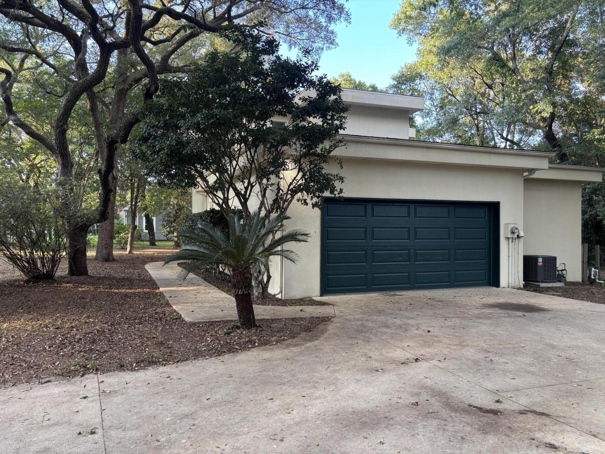 Property Photo:  905 Woodbriar Court  FL 32547 