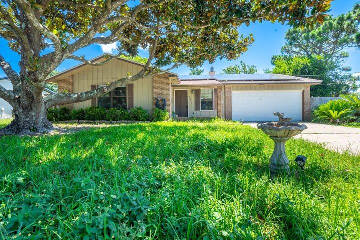 Property Photo:  1000 Quail Hollow Drive  FL 32569 