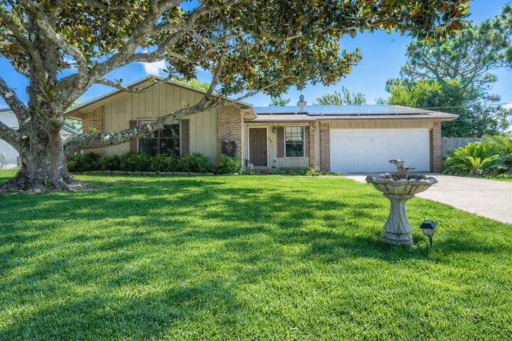 Property Photo:  1000 Quail Hollow Drive  FL 32569 