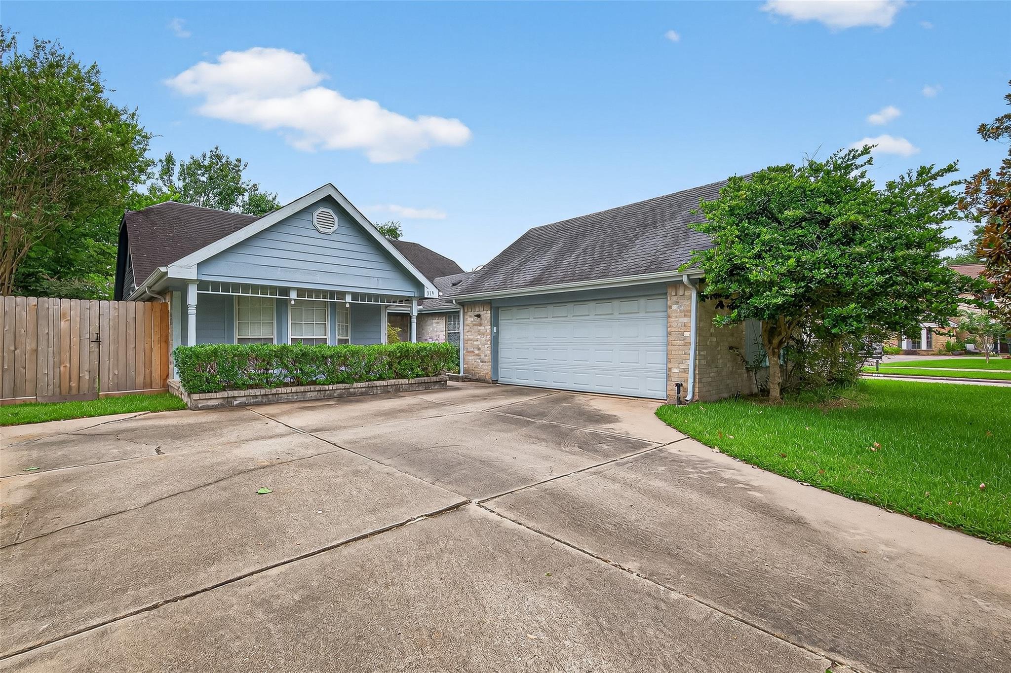Property Photo: 519 E Hillary Circle TX 77498