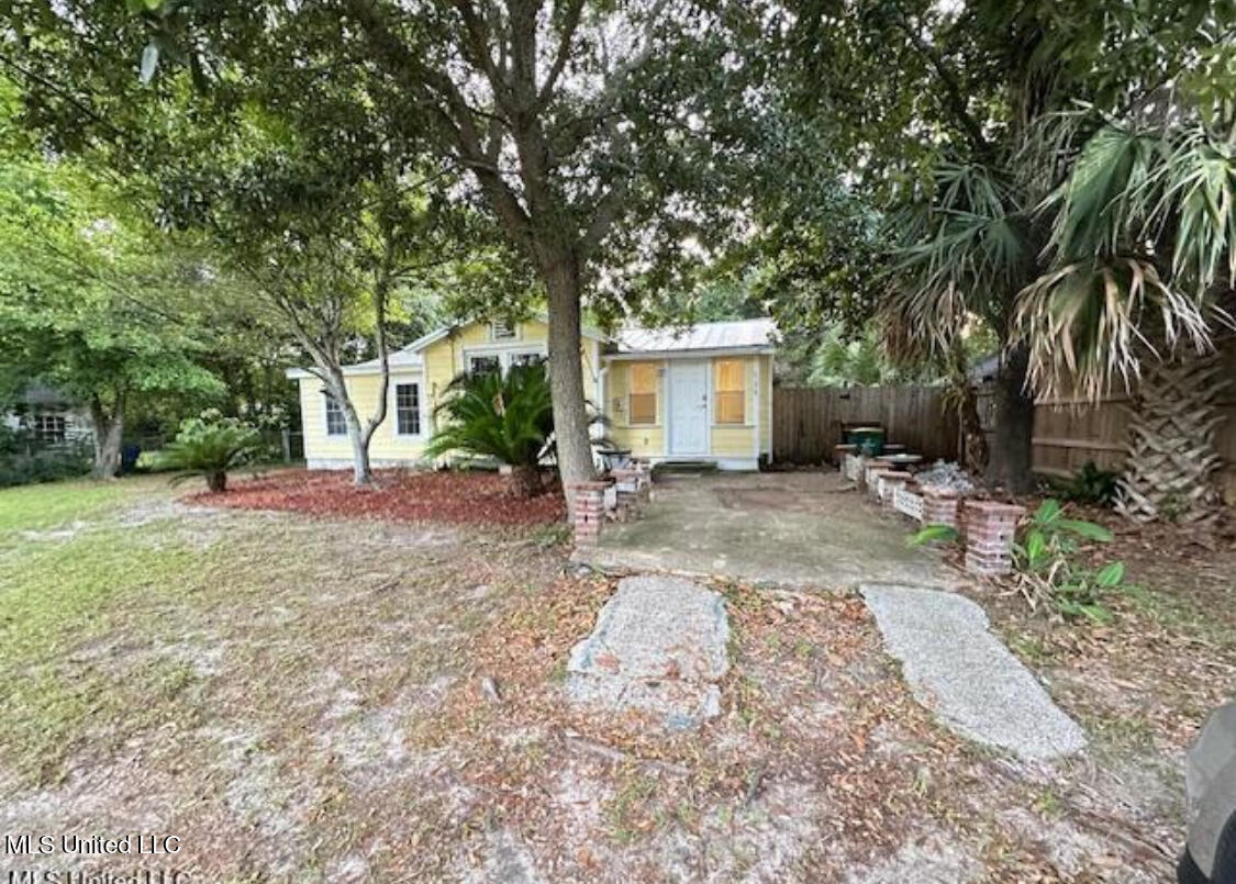 Property Photo:  153 Saint Peter Street  MS 39530 
