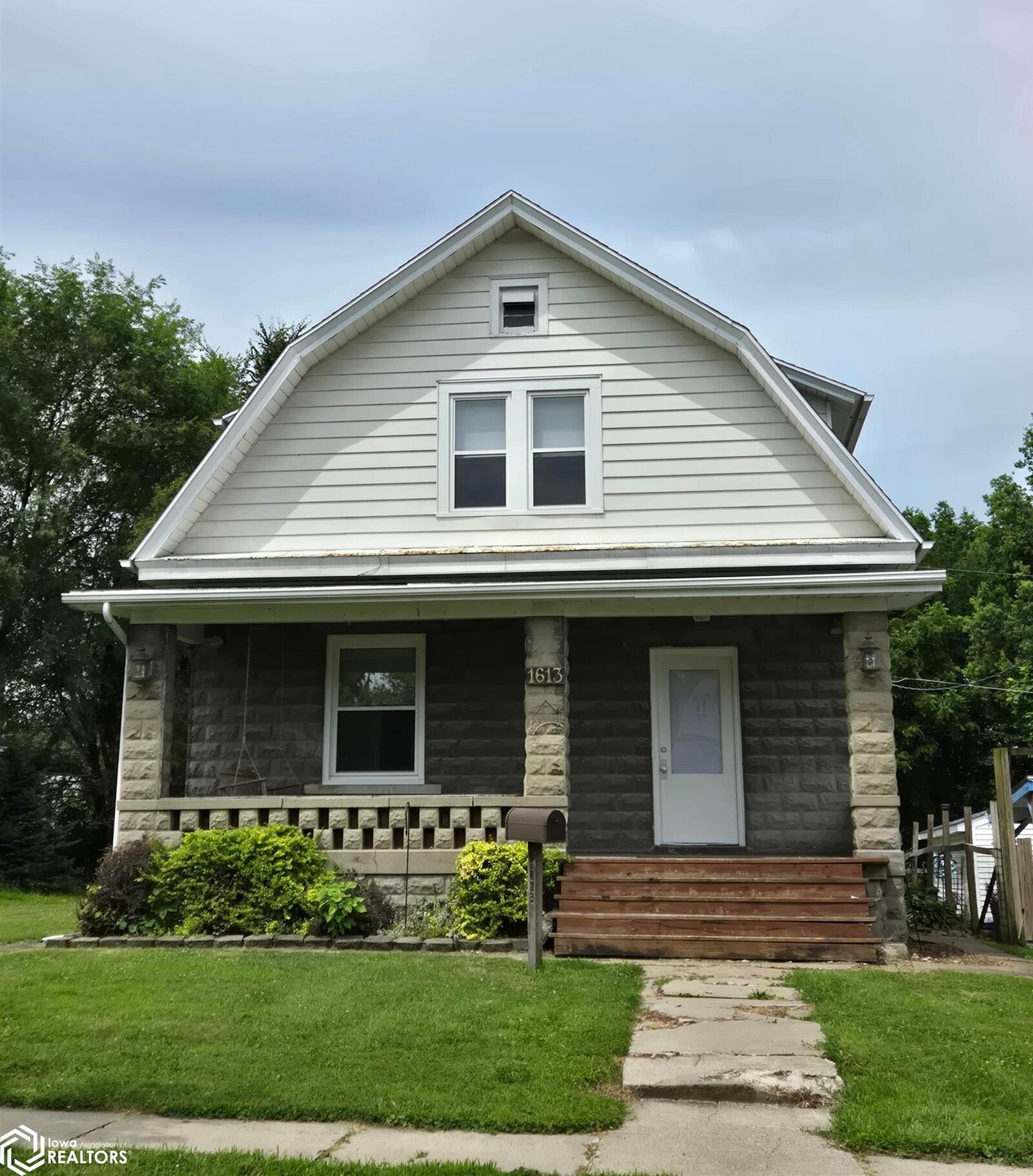 Property Photo: 1613 Lincoln Street IA 52601