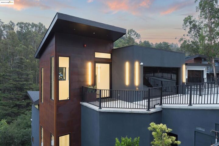 7270 Woodrow Dr  Oakland CA 94611 photo
