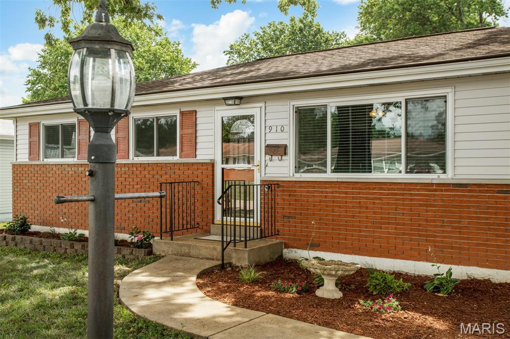 Property Photo:  910 Virgo Lane  MO 63125 