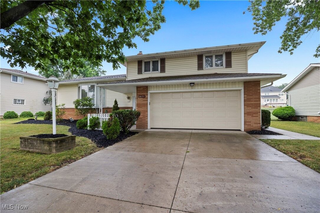 Property Photo: 5632 Pinnacle Park Drive OH 44131