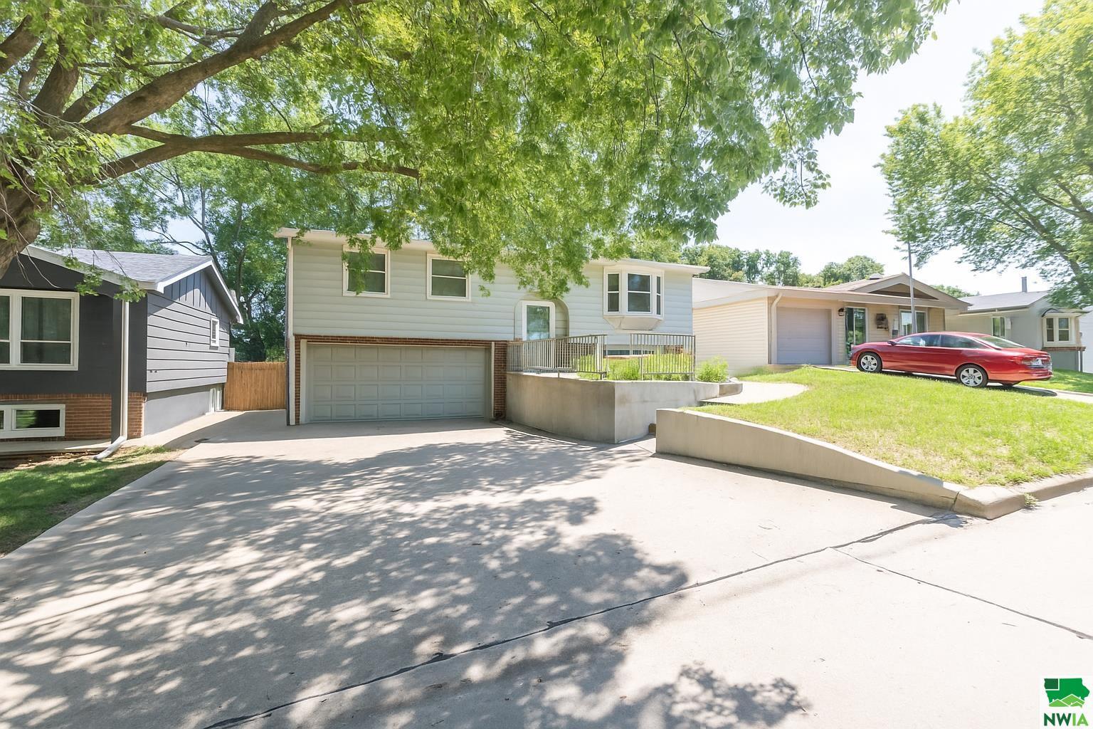 Property Photo: 2638 S Rustin Street IA 51106
