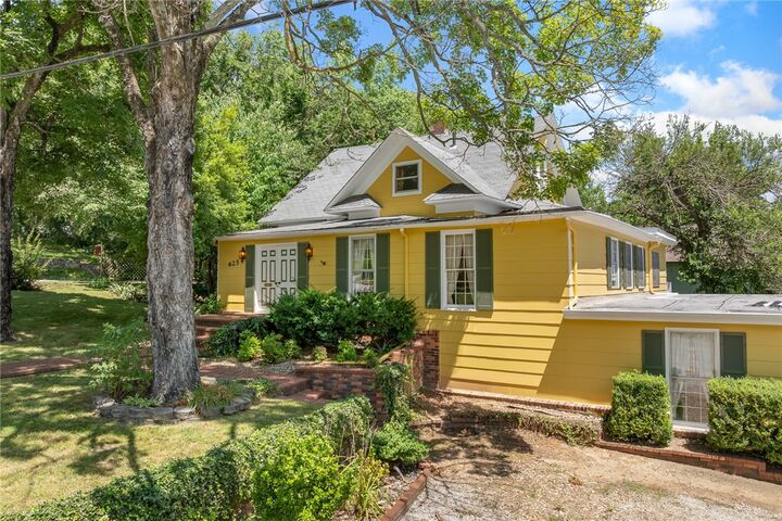 Property Photo: 625 W College Avenue AR 72601