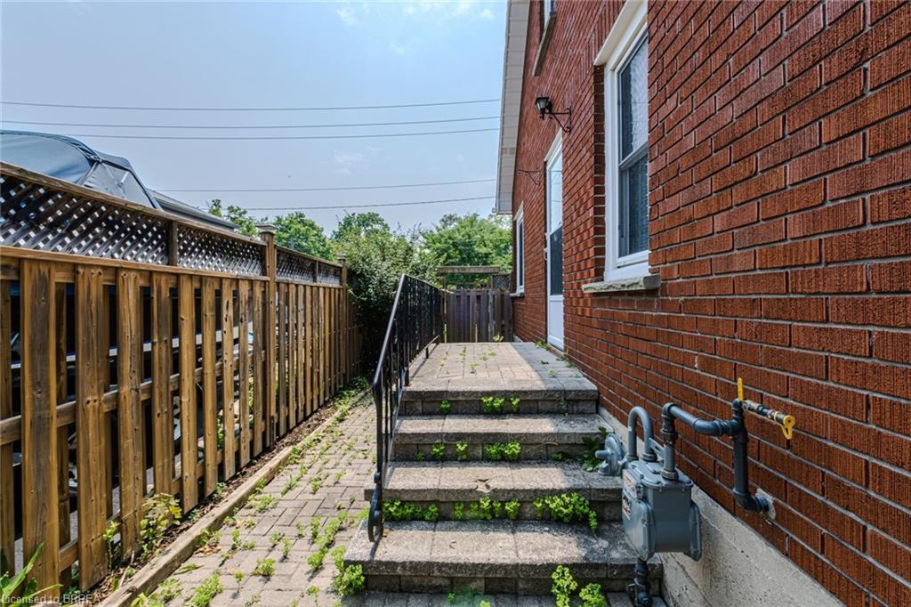 Property Photo: 97 Walnut Street Lower ON N3T 1H3