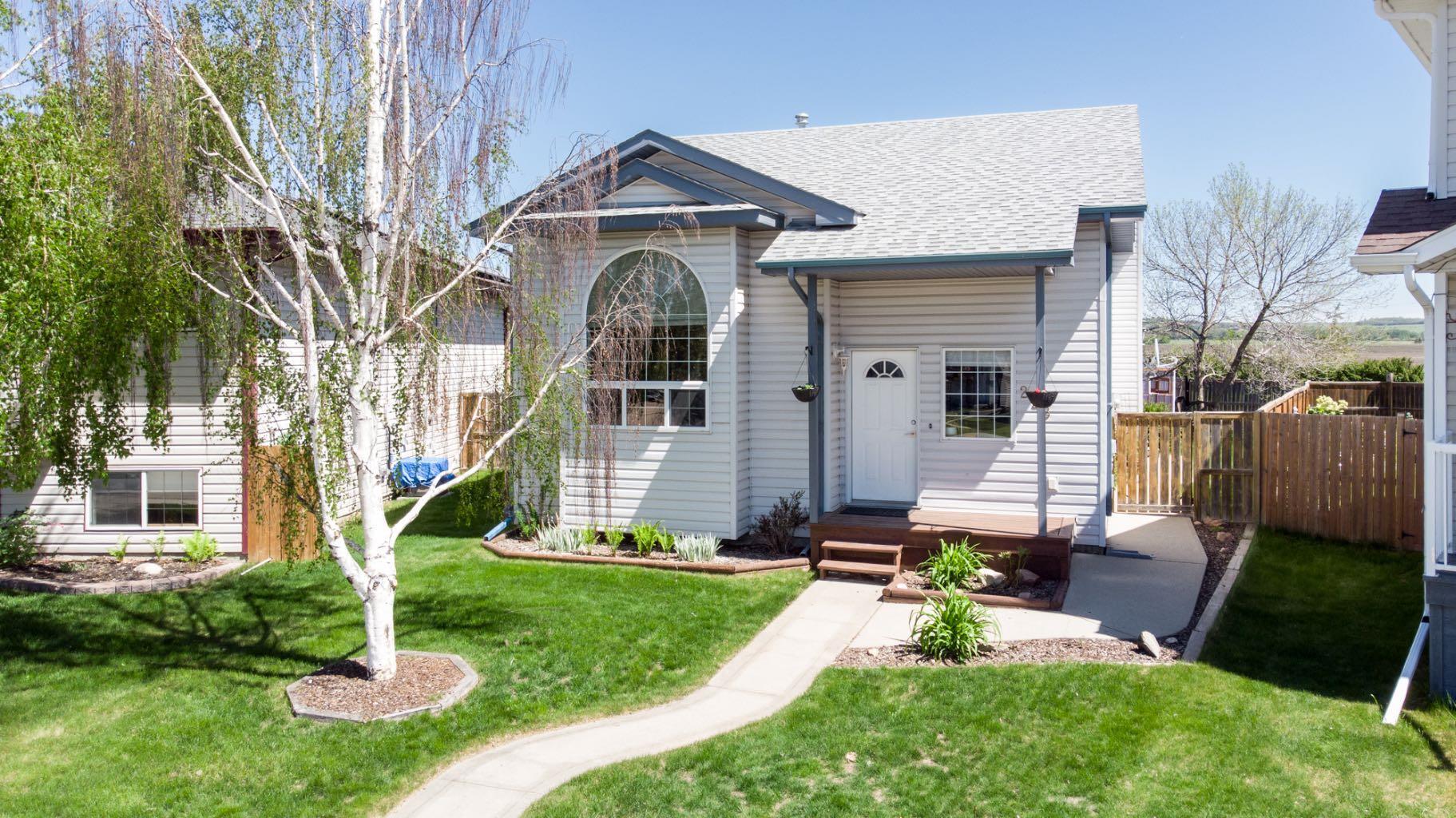228 Deschner Close  Red Deer AB T4R 3C2 photo