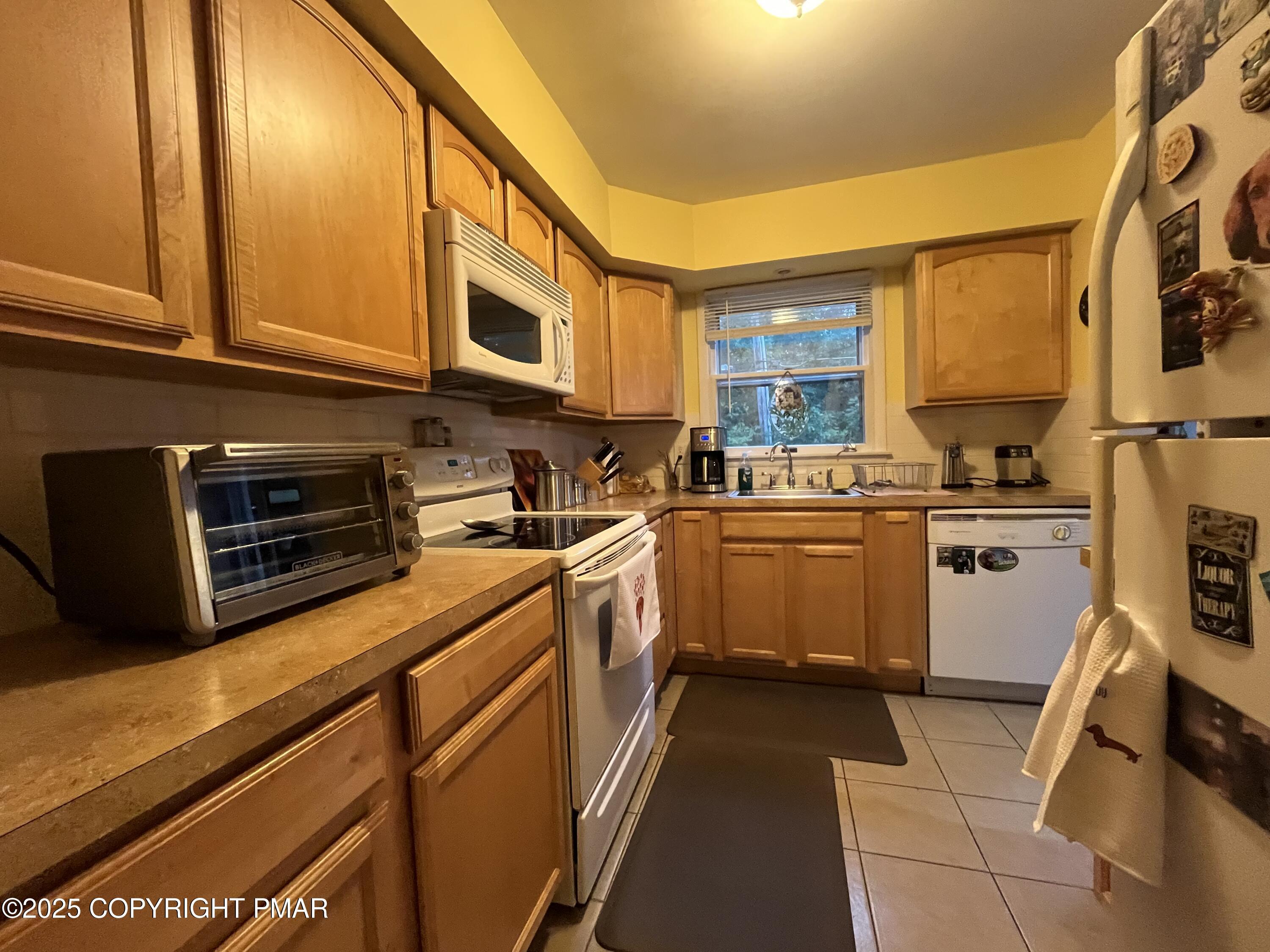 Property Photo: 1256 Chateau Drive PA 18302
