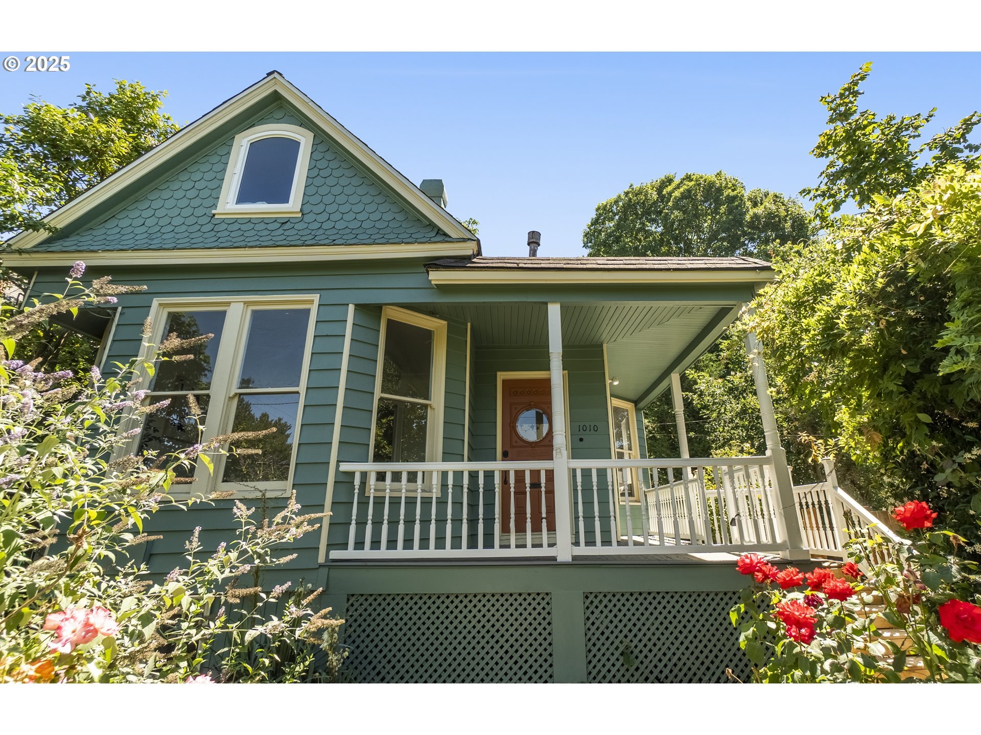 Property Photo:  1010 SE 49th Ave  OR 97215 