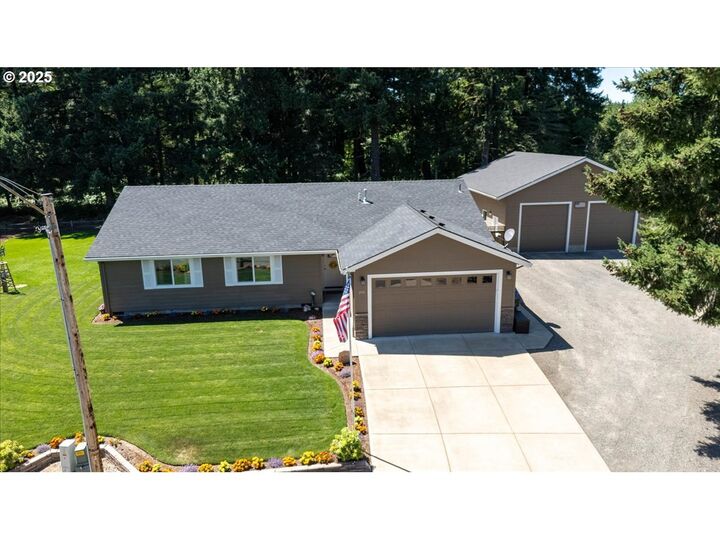 Property Photo: 201 Ironwood Ct OR 97358