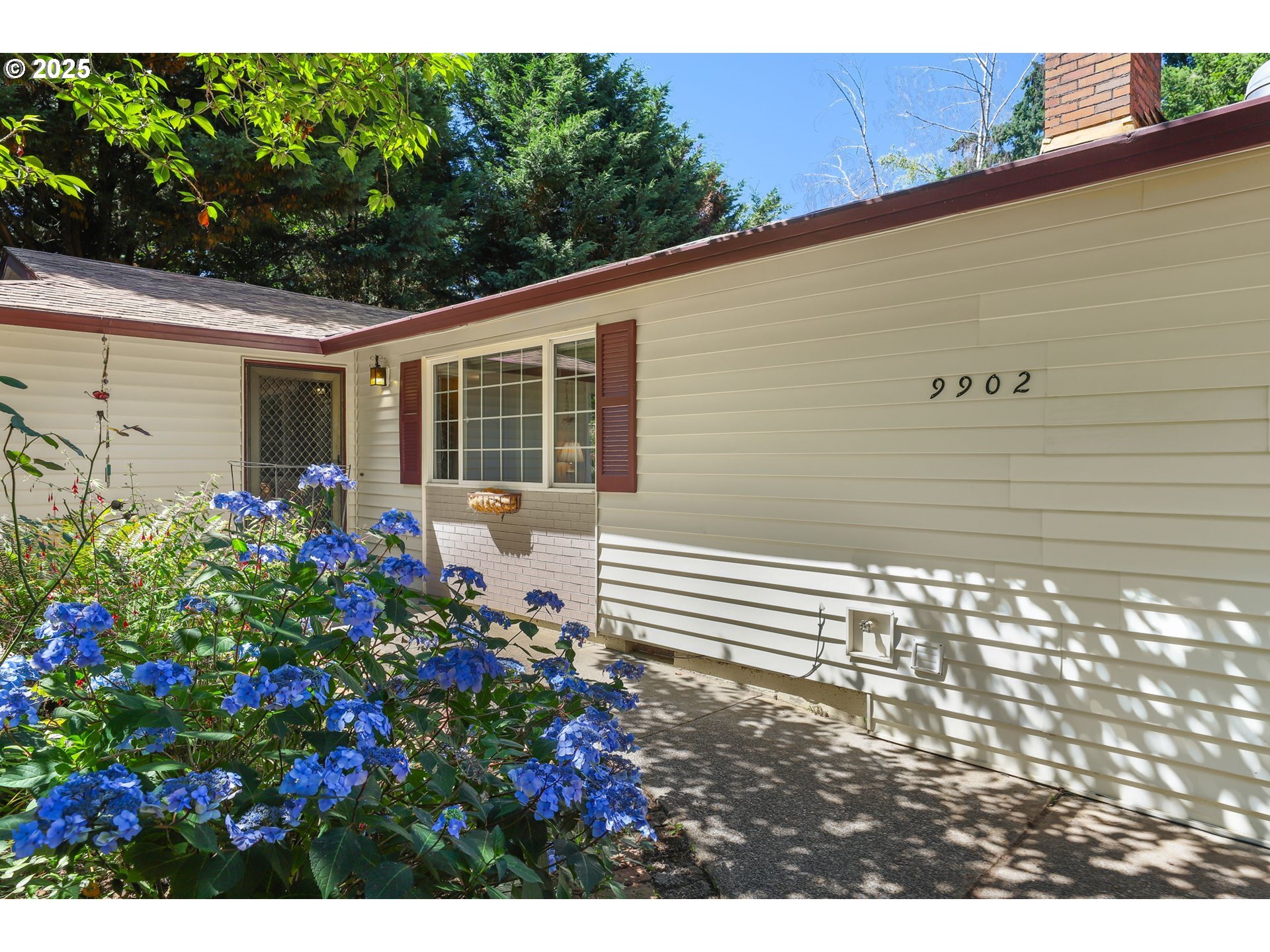 Property Photo:  9902 NE Oakhurst Dr  WA 98662 