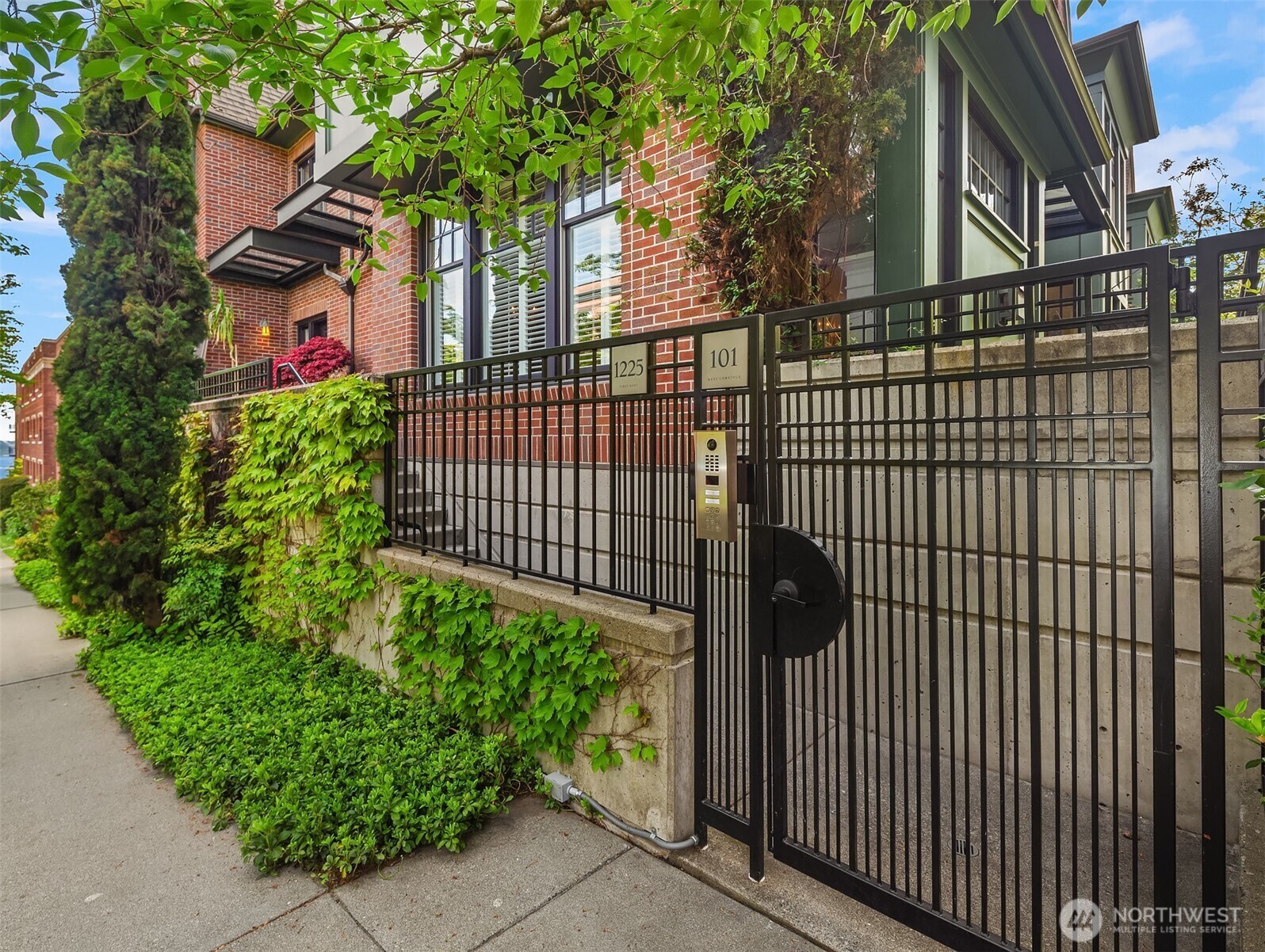 Property Photo:  101 W Comstock Street 101  WA 98119 