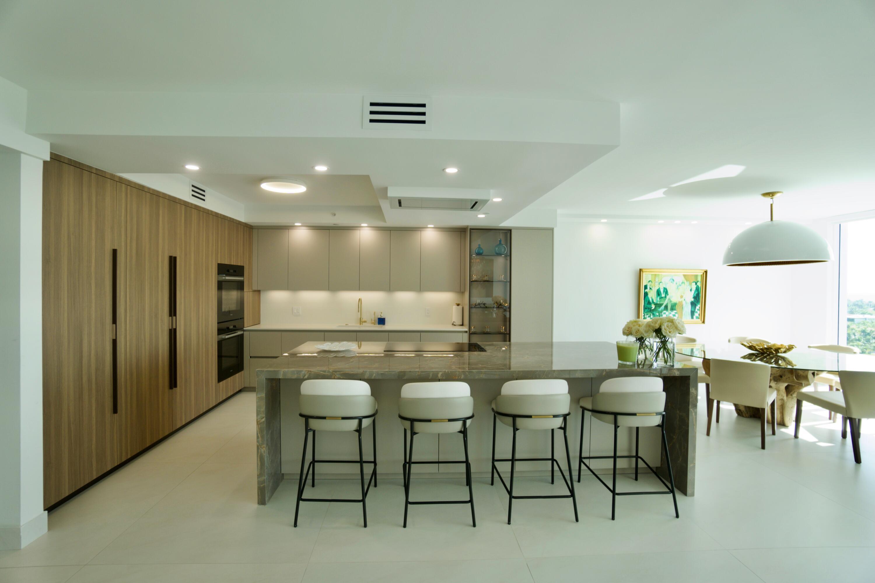 Property Photo: 20201 E Country Club Drive 1005 FL 33180