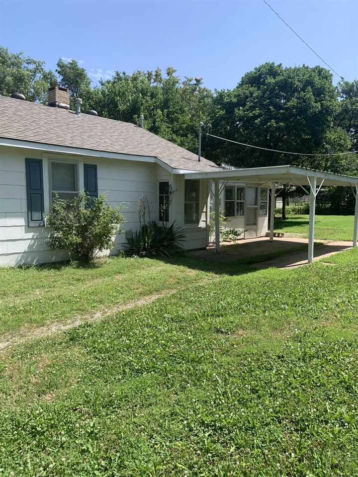 Property Photo: 300 Poplar St KS 67042
