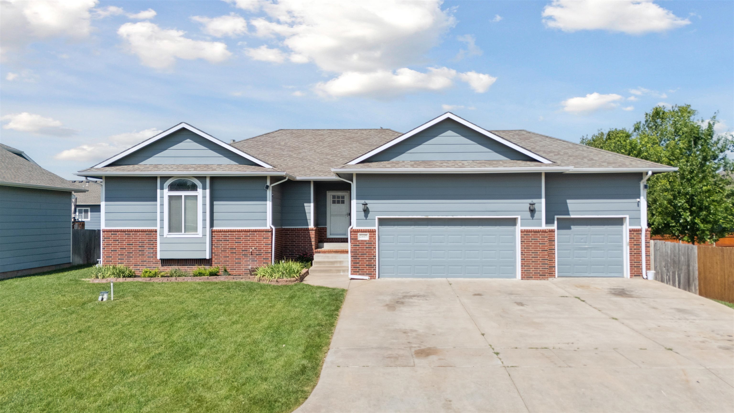 Property Photo: 2417 S Lark Ln KS 67215