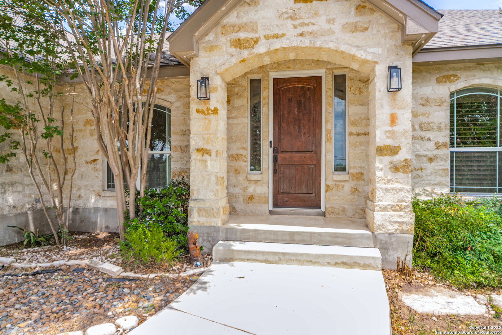 Property Photo: 915 Midnight TX 78260