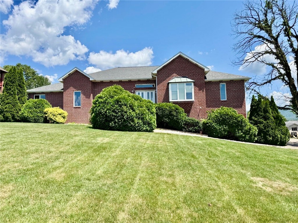 Property Photo: 365 Saratoga Dr PA 15401