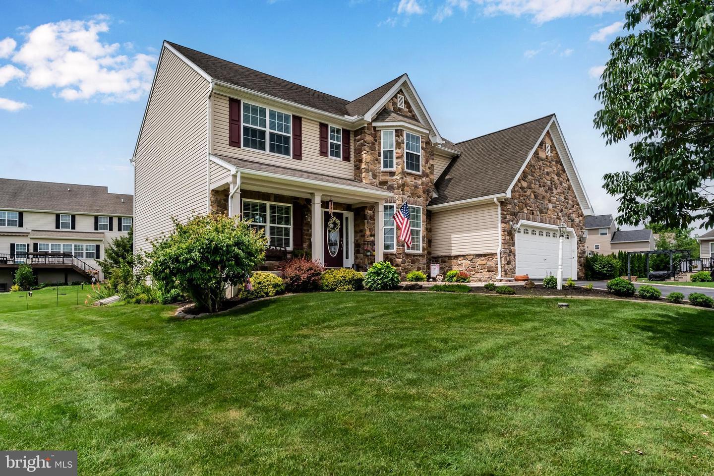 Property Photo: 1808 Boxwood Cove PA 17078