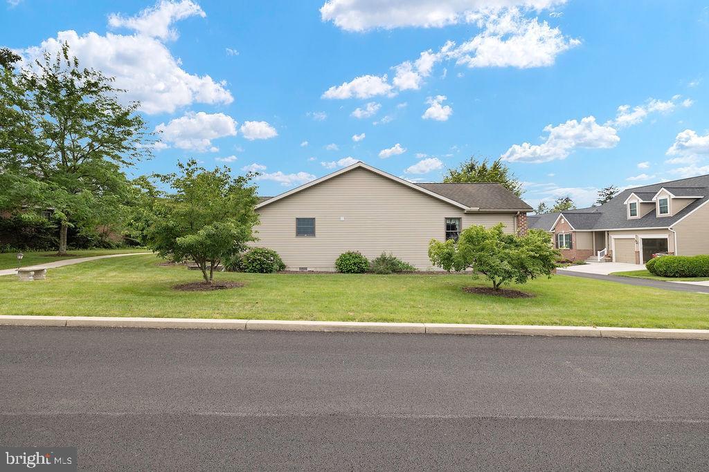 Property Photo:  220 Kingsgate Court  PA 17325 