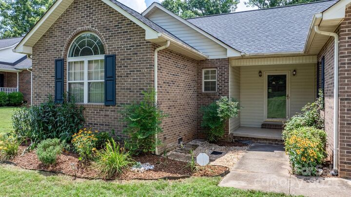 Property Photo: 5473 Twelve Oak Lane NC 28613