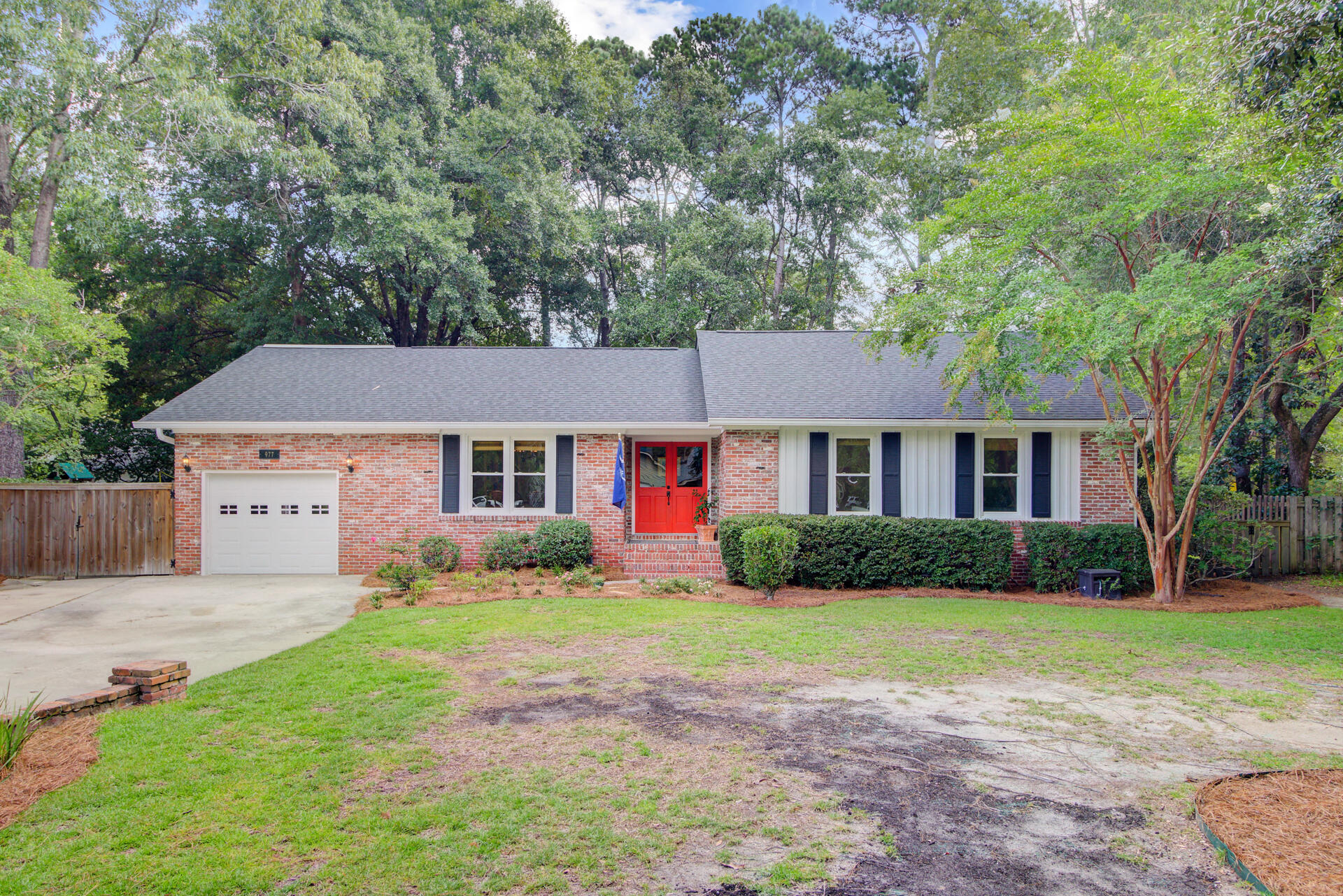 Property Photo:  977 Colonial Drive  SC 29464 
