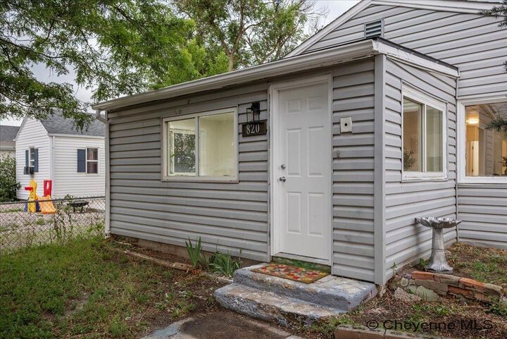 Property Photo: 820 E 7th St WY 82001