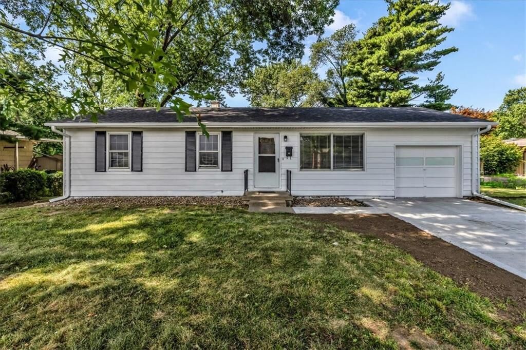 Property Photo:  2409 NE 63rd Place  MO 64118 