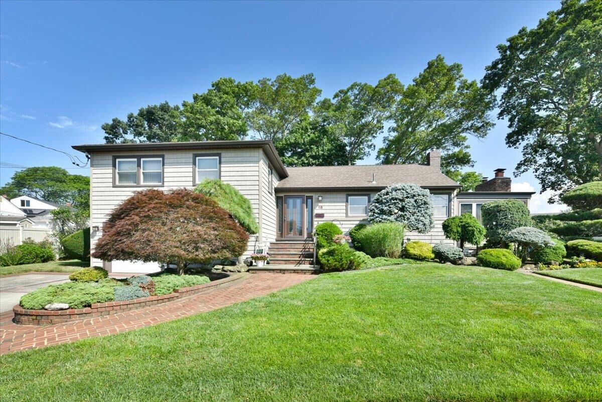 Property Photo: 18 Robin Terrace NY 11762