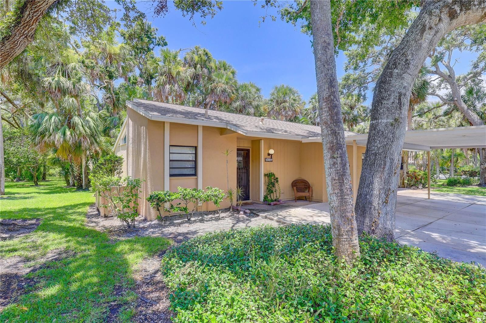 Property Photo:  5065 Village Gardens Drive 8  FL 34234 