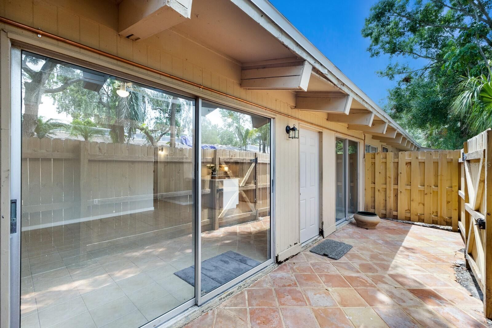 Property Photo: 500 N Jefferson Avenue H1 FL 34237